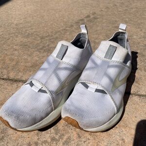 Brooks white Slip-On Sneakers- Levetate